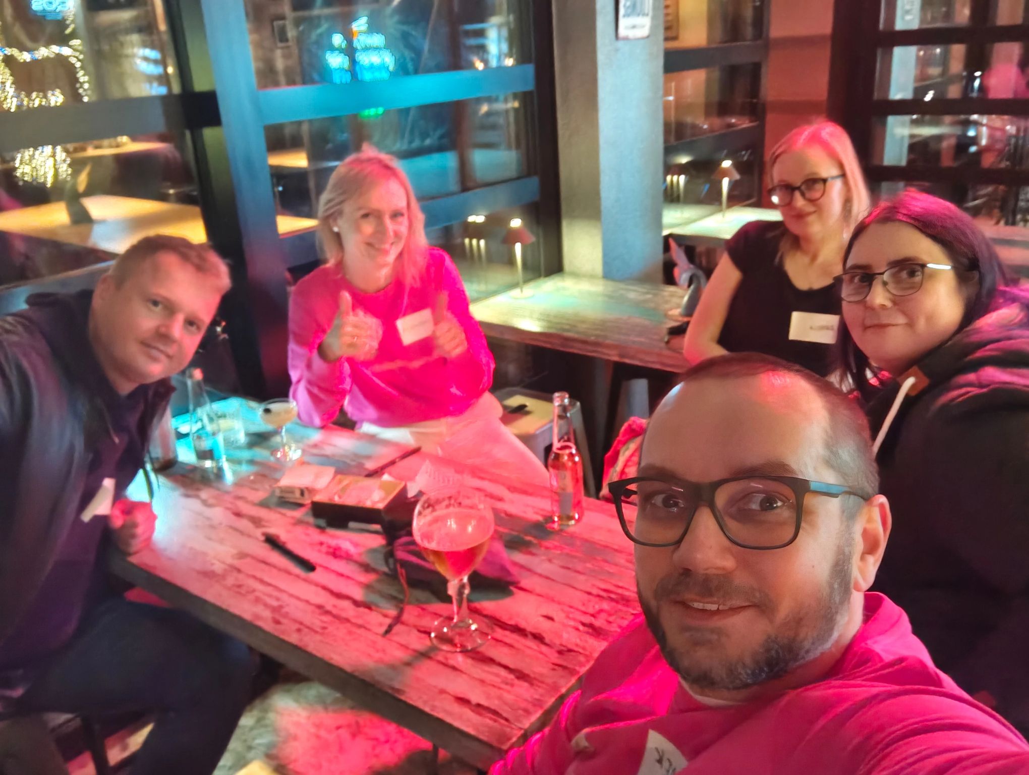 Uczestnicy wydarzenia Startupy po Sąsiedzku podczas rozmów networkingowych